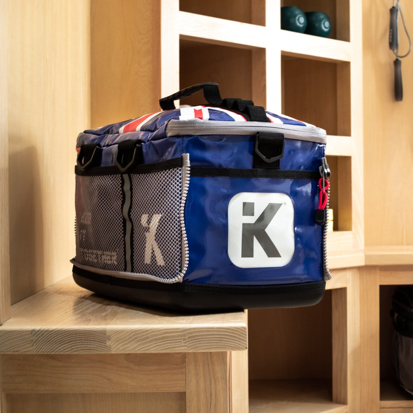 Transiton bag is easy to carry and have mesh bag outside 